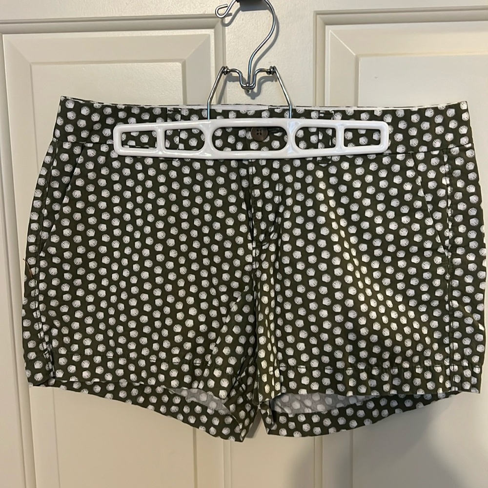 Classic , short short in olive green and white. Shell pattern. Soft 100% cotton.